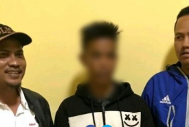 Pelaku (tengah) diamankan Polisi