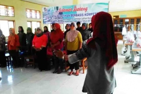 Para peserta pelatihan menjahit dan sablon