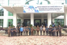 Foto bersama setelah selesai upacara peringati hari otonomi daerah