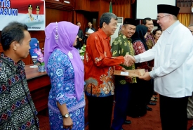 Gubernur Bengkulu memberikan piagam penghargaan kepada peserta pensiun otomatis