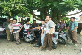 Para Perangkat Desa Kemang Manis, Kecamatan Pino Raya saat mendatangi kantor Inspetorat BS