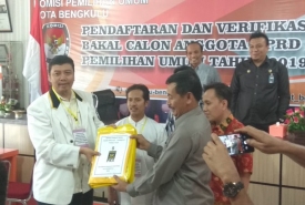 Ketua DPD PKS Kota Bengkulu Nuharman saat mendaftarkan bacaleg ke KPU Kota Bengkulu