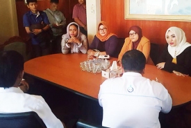 Ketua DPRD Kota Bengkulu Erna Sari Dewi bersama anggota Komisi III DPRD Kota Rena Anggaraini, Rafika dan Reni Heryanti saat berbincang dengan pihak PLN