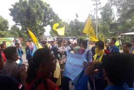 Demo PMII Kota Bengkulu di depan Kantor DPRD Kota Bengkulu