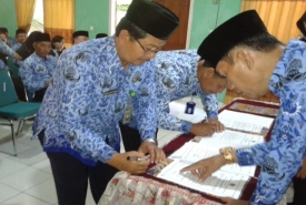 Kepala MIN 3 Rejang Lebong Tandatangani Pakta Intergritas