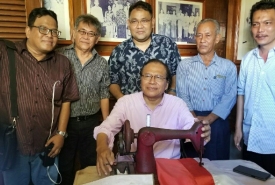 Dr Rizal Ramli saat berkunjung di kediaman Fatmawati, istri mantan Presiden RI Pertama Soekarno (Foto : Rmolbengkulu.com)
