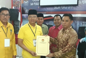 Ketua DPD Partai Golkar Provinsi Bengkulu Rohidin Mersyah (tengah) saat mendaftarkan bacaleg ke KPU Provinsi Bengkulu