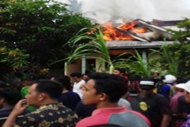 Api Terlihat Sedang Melalap Rumah Kepala BPBD
