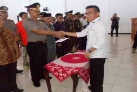Bupati Bengkulu Selatan Dirwan Mahmud, SH menyerahkan SK tim saber pungli