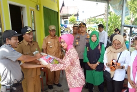 Kapolres dan Bhayangkari BS Berikan Bantuan Kepada Korban Banjir