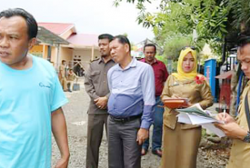 Ketua Komisi II DPRD Kota Bengkulu Suimi Fales MH, saat melakukan sidak didampingi anggota komisi II di bangunan baru Saimen Bakery &amp; Resto di Jalan S. Parman, Jumat (23/09/2016) kemarin.