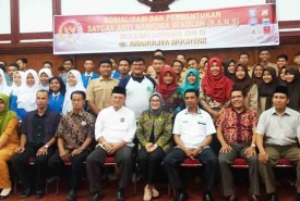 Para panitia, anggota MPR RI Anarulita Muchtar, tamu undagan dan pelajar melakukan foto bersama