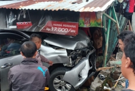 Kecelakaan Lalu Lintas yang mengakibatkan 2 mobil menyeruduk rumah warga Kepahiang