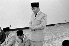 Presiden RI pertama Ir Soekarno saat Sholat