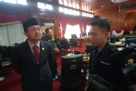 Yevri Susanto, ketua DPRD Bengkulu Selatan memberikan keterangan bantahan atas kesaksian Suhadi di persidangan