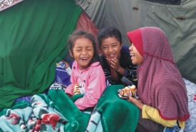 Foto tiga anak kecil tertawa di suasana gempa yang melanda NTB (Foto : group Whatsaap)