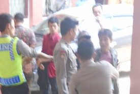 Terdakwa kasus perkelahian saat diamankan petugas