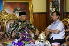 Gubernur Bengkulu Rohidin Mersyah saat mengunjungi Junaidi Hamsyah