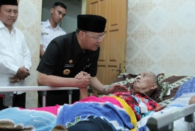 Gubernur  Sambangi Sekwan yang Sedang Sakit
