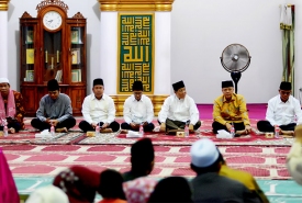 Wakil Gubernur Bengkulu, Dr. Rohidin Mersyah bersama dewan juri usai membuka acara seleksi calon peserta STQ tingkat Nasional tahun 2017