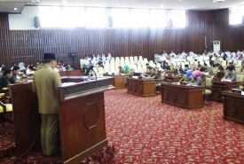 Wakil Gubernur Bengkulu, Rohidin Mersyah saat menyampaikan Laporan Keterangan Pertanggungjawaban Kepala Daerah (LKPD) Tahun 2016, di ruang rapat paripurna DPRD Provinsi Bengkulu