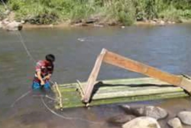Warga Membuat Rakit Untuk Transportasi Menyebangi Sungai