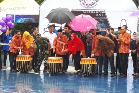 Walikota Bengkulu H. Budiman Ismaun membuka acara Cendana Fair ke XVI di SMAN 5 Kota Bengkulu