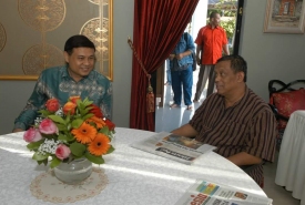 Wartawan senior Aat Surya Safaat (kiri) bersama mantan Panglima TNI Djoko Santoso (kanan)