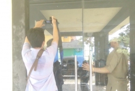Salah satu wartawan televisi nampak kesulitan mengambil gambar kegiatan Plt Bupati Bengkulu Selatan karena dilarang masuk ke aula