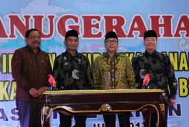 1 Foto bersama, Medikbud, Ketua MPR RI, Plt. Gubernur Bengkulu dan Bupati bengkulu Utara