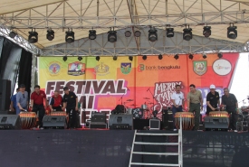 Pembukaan Festival Bumi Rafflesia ditandai dengan tabuh dol