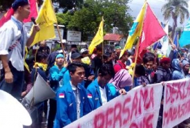 Demo Mahasiswa Cipayung Plus di Halaman Kantor DPRD Provinsi Bengkulu