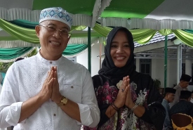 Plt Bupati Bengkulu Selatan Gusnan Mulyadi dan istrinya usai mengikuti Shalat Idul Fitri di Pendopo Rumdin Bupati Bengkulu Selatan