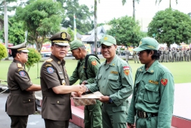 Plt Gubernur Rohidin Mersyah bersama Satlinmas