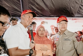 Menteri Sosial Agus Gumiwang saat meninjau lokasi banjir di Kota Bengkulu bersama Gubernur Bengkulu Rohidin Mersyah