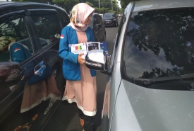 Aktifis PMII nampak menggalang dana bagi korban gempa bumi di Lombok, NTB