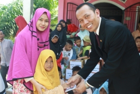 Hotel Santika memberikan santunan kepada anak-anak di Panti Asuhan Kasih Sayang Kota Bengkulu