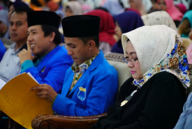 Anggota DPR RI Anarulita nampak menghadiri pelantikan PKC PMII dan PC PMII se Provinsi Bengkulu di Gedung Serba Guna Pemda Provinsi Bengkulu