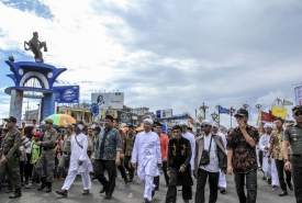 Plt Gubernur bersama KKT dan Arak arakan Tabut Tebuang