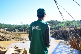 Relawan LAZIS Wahdah membantu mencari korban hilang akibat banjir