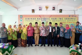 Foto bersama setelah seminar nasional selesai