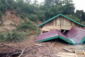 Rumah roboh total akiba longsor