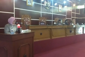 Wakil Walikota Bengkulu Patriana Sosialinda dalam rapat paripurna