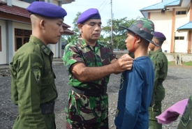 Penyematan tanda Peserta oleh Pembina Menwa IAIN Bengkulu