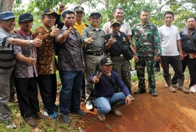 Bupati Kepahiang Dr. Ir. Hidayattullah Sjahid, MM beserta rombongan melakukan istirahat sejenak