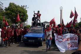 Aksi demo dari IMM Bengkulu di depan kantor DPRD Provinsi Bengkulu