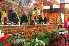 Tampak serius Ketua DPRD Kota Erna Sari Dewi, Wakil Ketua I DPRD Kota, Yudi Darmawansyah, Wakil Ketua II DPRD Kota Teuku Zulkarnain, Walikota Bengkulu Helmi Hasan, SE dan Wakil Walikota Bengkulu Ir. Patriana Sosialinda saat menyayikan lagu Indonesia raya