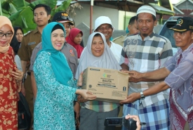 Istri Gubernur Bengkulu Derta Wahyulin saat memberikan bantuan kepada warga