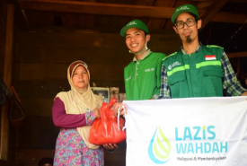 Relawan menyalurkan bantuan