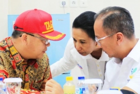 Menteri BUMN Rini Soemarno (tengah) saat berkunjung ke Bengkulu